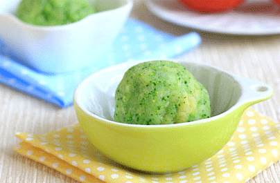 如何给四个月宝宝添加辅食